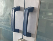  拉手：采用經(jīng)過射出成型的PP材料制成，耐腐蝕性好。（藍(lán)色、白色）配雙掛扣。